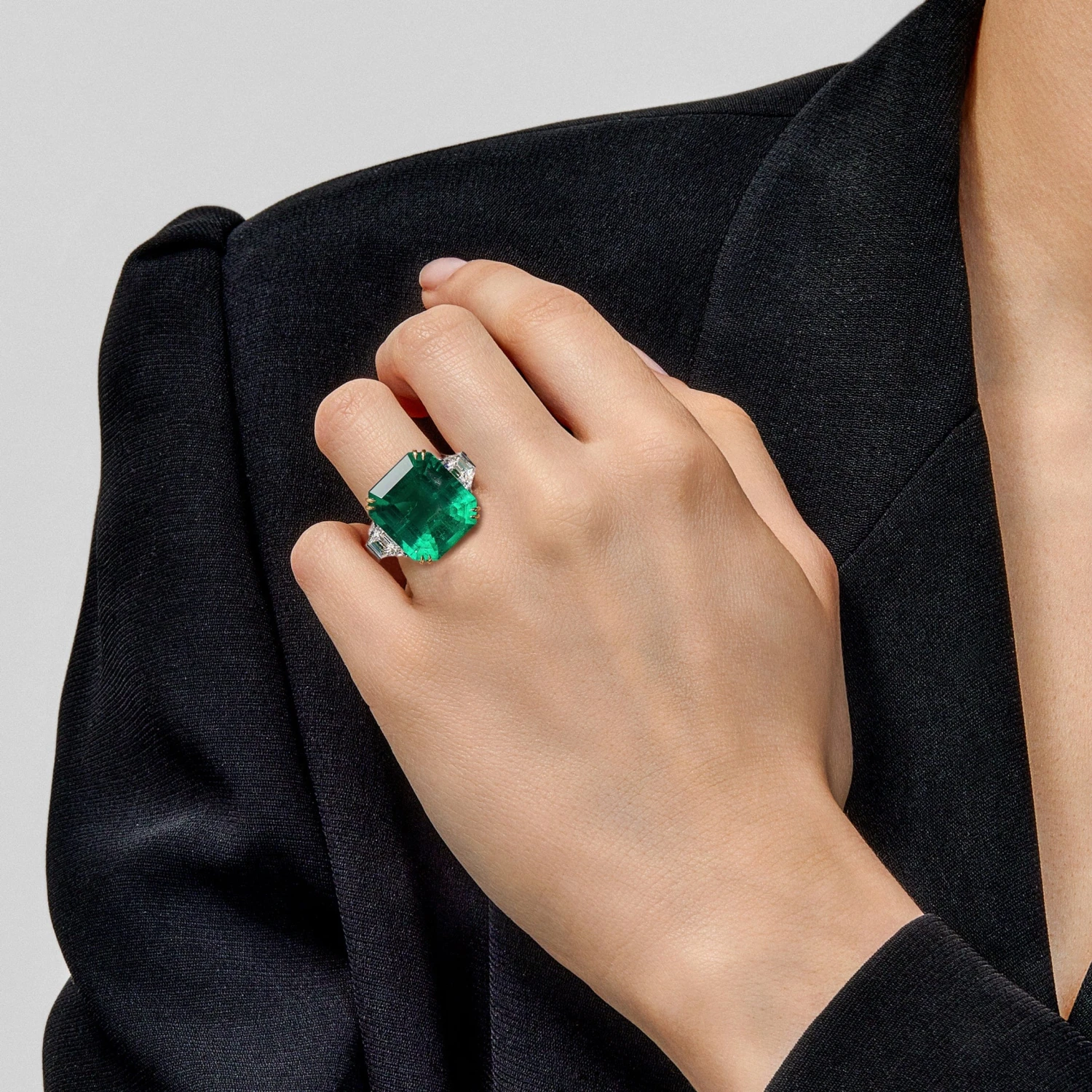 Jewels Aficionado One-of-a-Kind Octagonal-Cut Colombian Emerald Ring With Diamonds 2 Jewels Aficionado One-of-a-Kind Octagonal-Cut Colombian Emerald Ring With Diamonds - Image 2