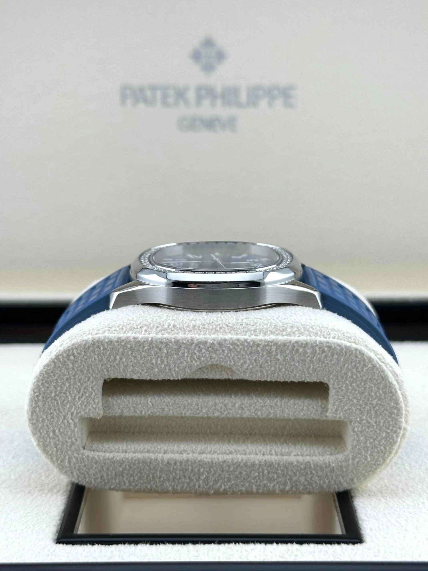 Patek Philippe Patek Philippe Aquanaut Luce 5067A-022 'Ladies' Stainless Steel Blue Dial Diamond Bezel (2020) 4 Patek Philippe Patek Philippe Aquanaut Luce 5067A-022 'Ladies' Stainless Steel Blue Dial Diamond Bezel (2020) - Image 4
