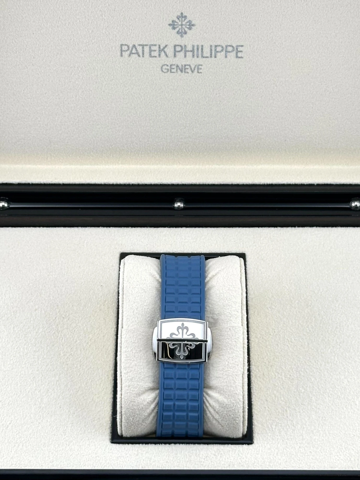 Patek Philippe Patek Philippe Aquanaut Luce 5067A-022 'Ladies' Stainless Steel Blue Dial Diamond Bezel (2020) 5 Patek Philippe Patek Philippe Aquanaut Luce 5067A-022 'Ladies' Stainless Steel Blue Dial Diamond Bezel (2020) - Image 5