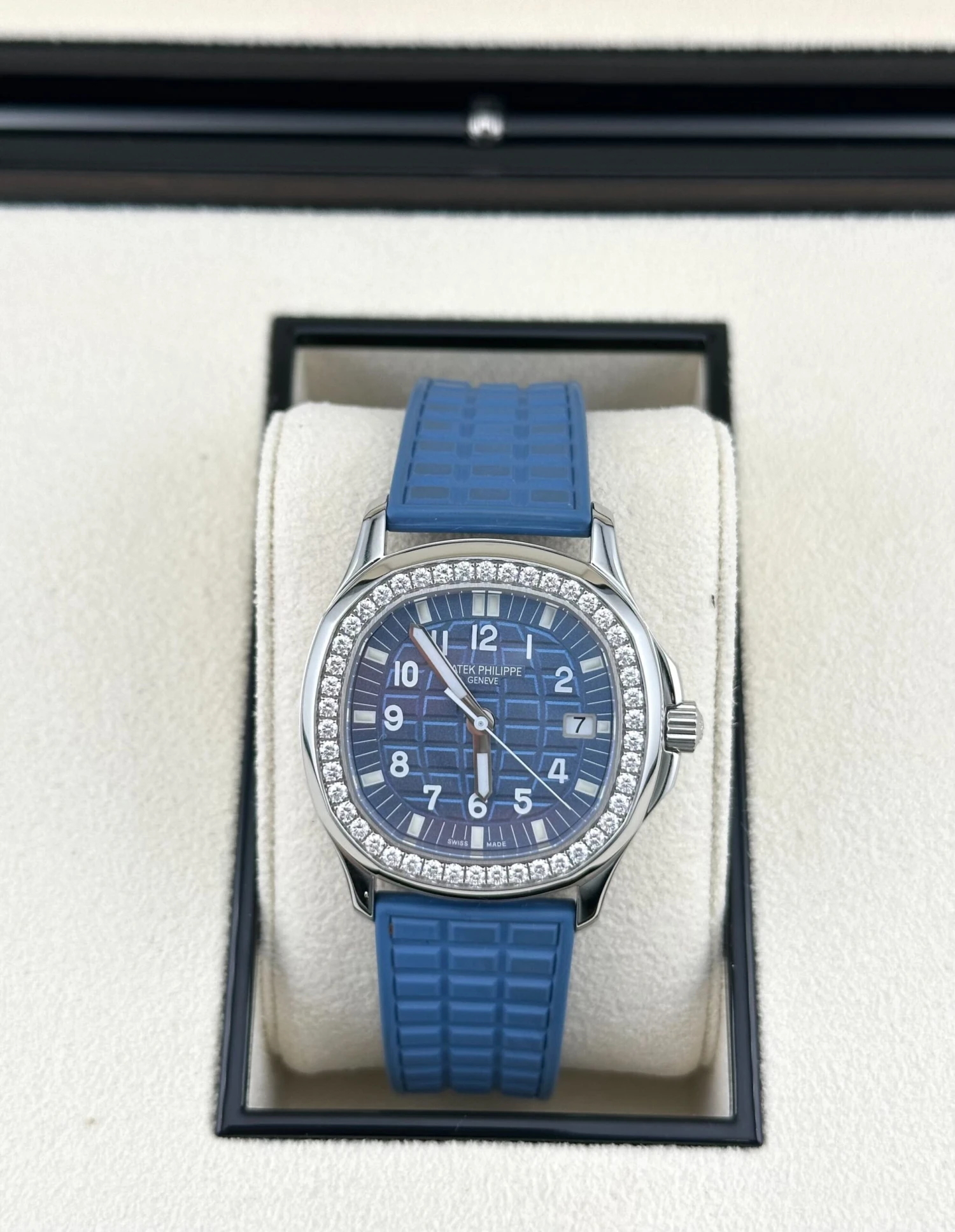 Patek Philippe Patek Philippe Aquanaut Luce 5067A-022 'Ladies' Stainless Steel Blue Dial Diamond Bezel (2020) 2 Patek Philippe Patek Philippe Aquanaut Luce 5067A-022 'Ladies' Stainless Steel Blue Dial Diamond Bezel (2020) - Image 2