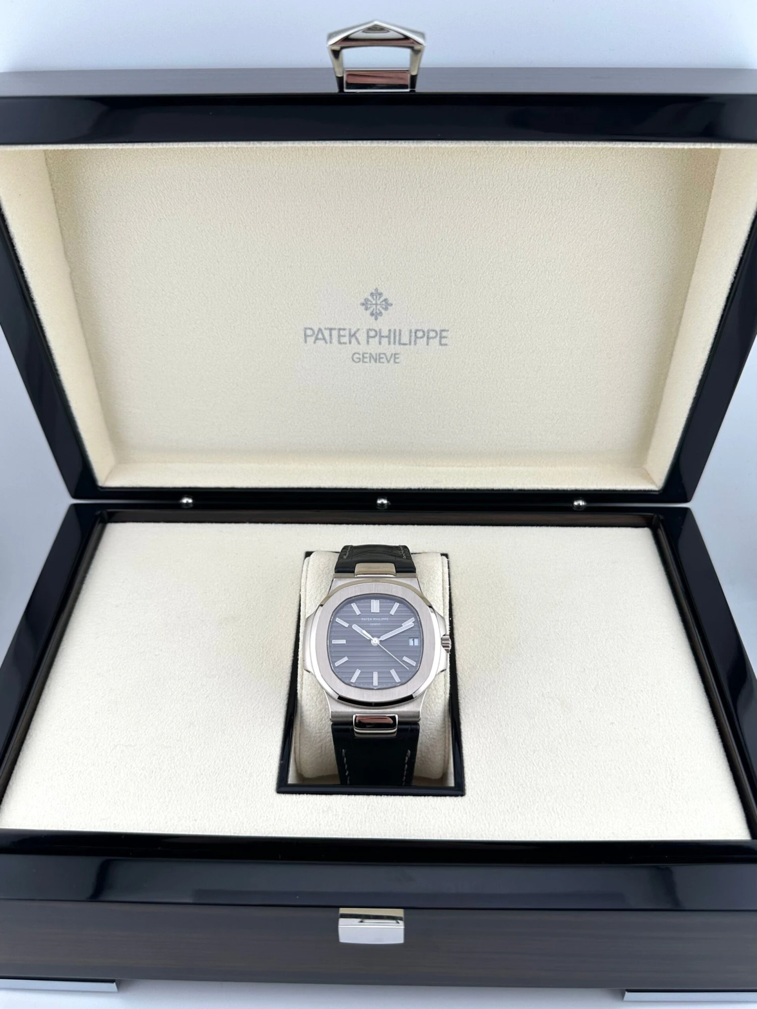 Patek Philippe Patek Philippe Nautilus 5711G-001 White Gold Grey Dial (2011) 6 Patek Philippe Patek Philippe Nautilus 5711G-001 White Gold Grey Dial (2011) - Image 6