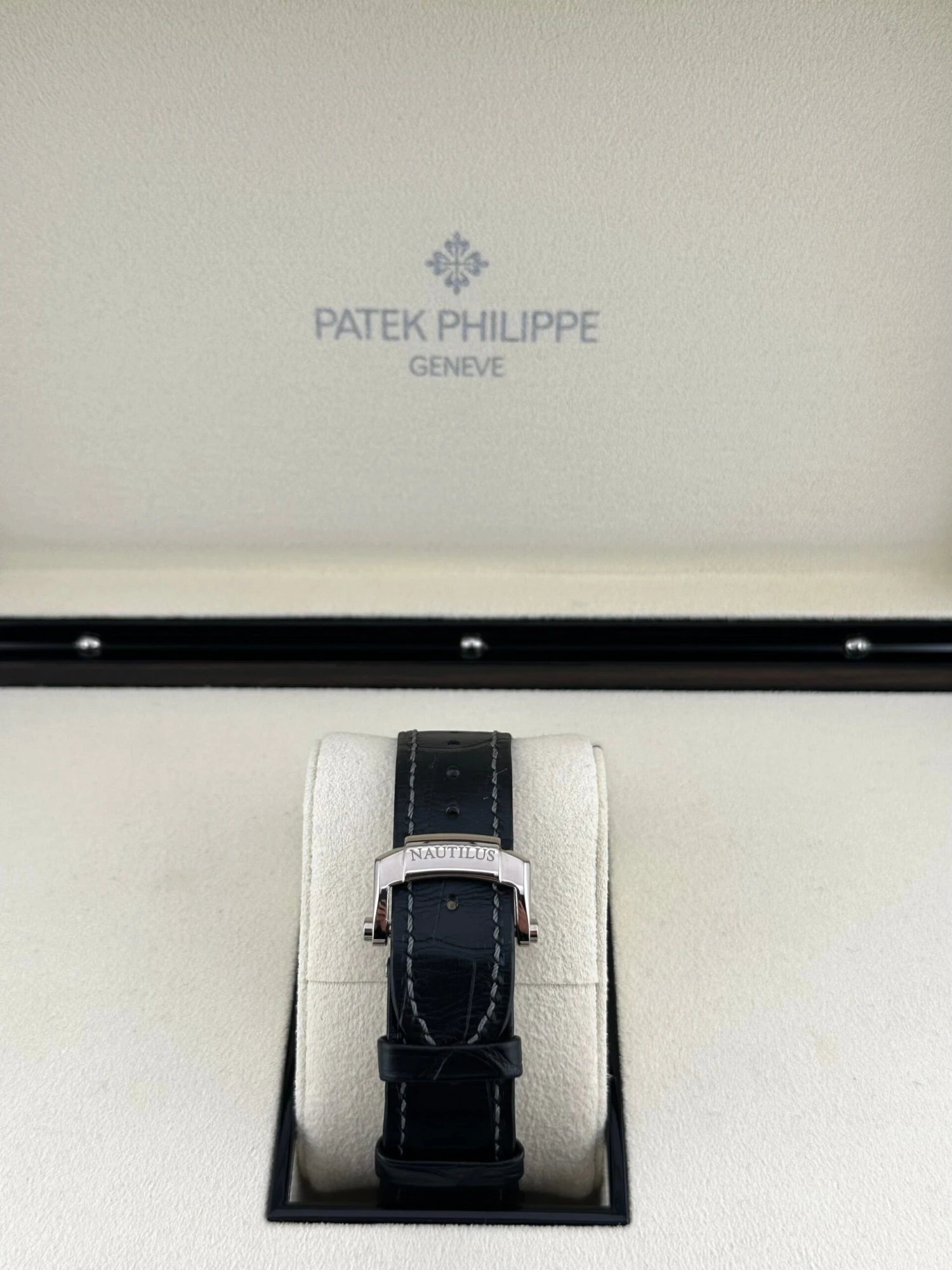 Patek Philippe Patek Philippe Nautilus 5711G-001 White Gold Grey Dial (2011) 5 Patek Philippe Patek Philippe Nautilus 5711G-001 White Gold Grey Dial (2011) - Image 5
