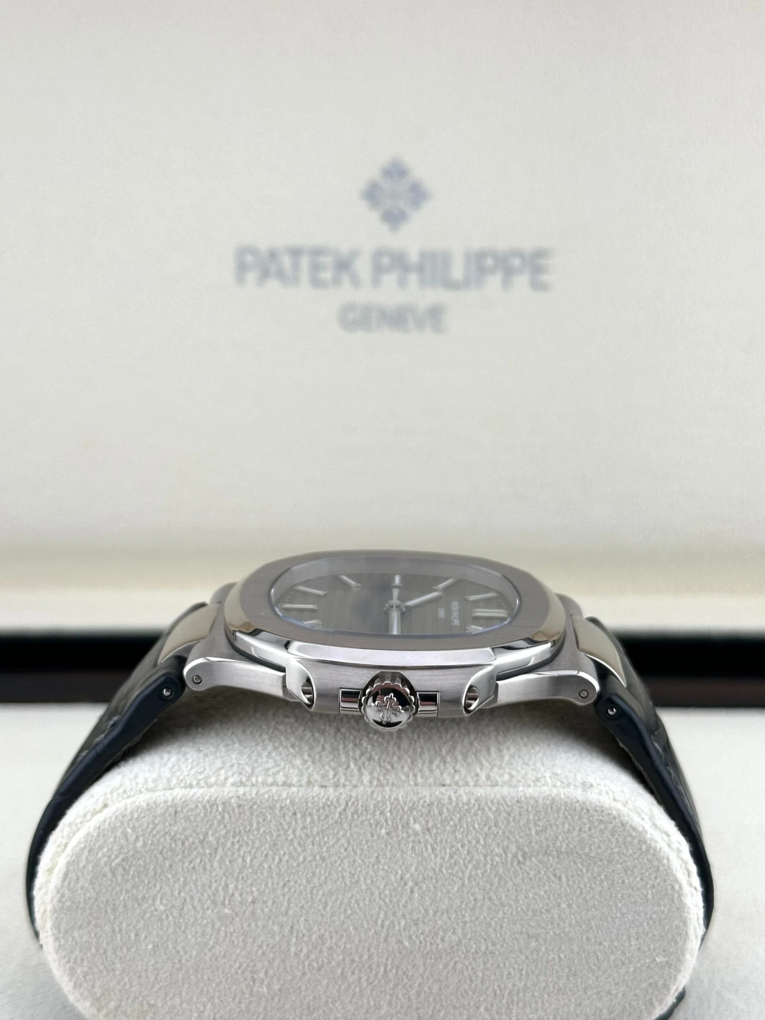 Patek Philippe Patek Philippe Nautilus 5711G-001 White Gold Grey Dial (2011) 4 Patek Philippe Patek Philippe Nautilus 5711G-001 White Gold Grey Dial (2011) - Image 4