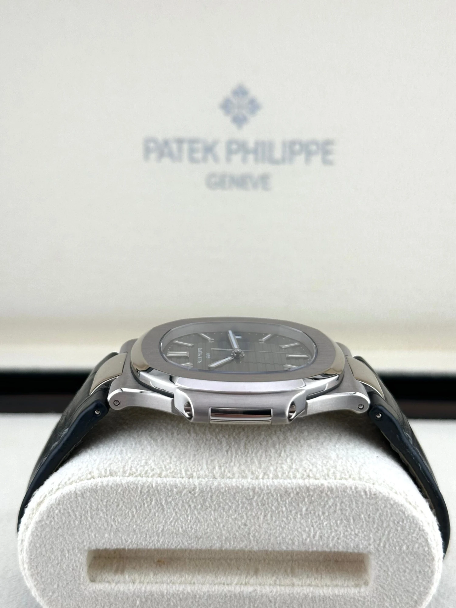 Patek Philippe Patek Philippe Nautilus 5711G-001 White Gold Grey Dial (2011) 3 Patek Philippe Patek Philippe Nautilus 5711G-001 White Gold Grey Dial (2011) - Image 3