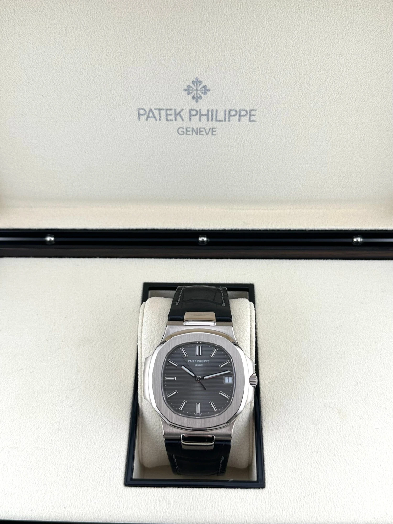 Patek Philippe Patek Philippe Nautilus 5711G-001 White Gold Grey Dial (2011) 2 Patek Philippe Patek Philippe Nautilus 5711G-001 White Gold Grey Dial (2011) - Image 2
